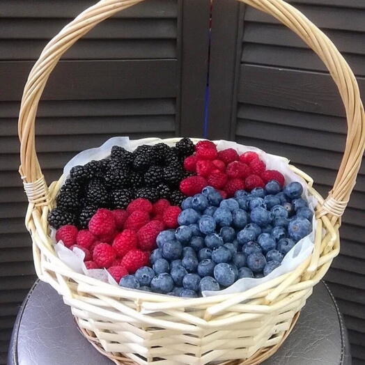 Ягодная корзина с ежевикой, малиной, голубикой