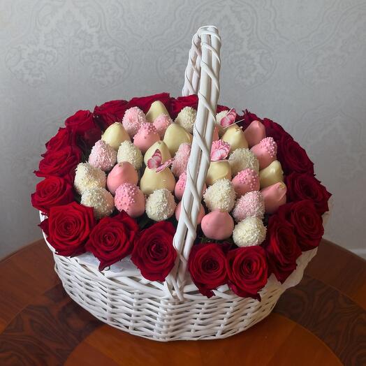 Корзина с розами и клубникой в шоколаде