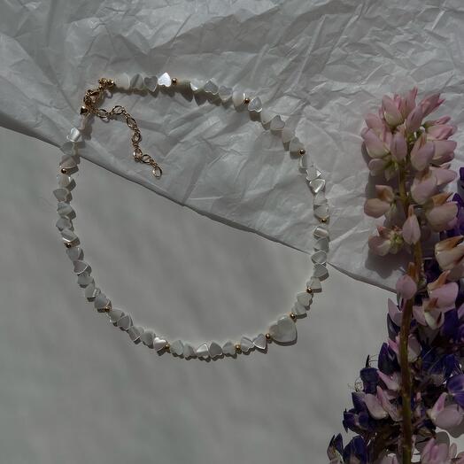 Чокер из перламутровых сердечек