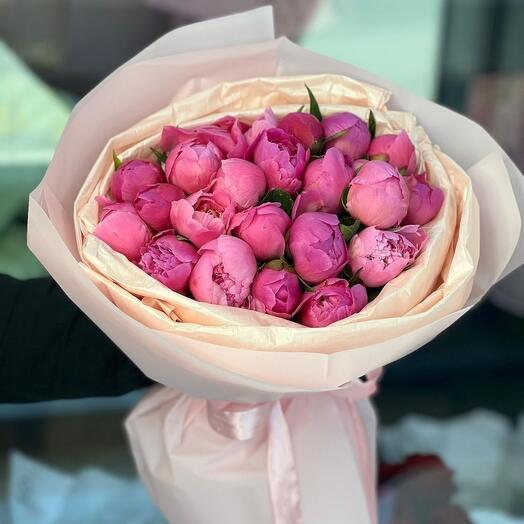 Букет из малиновых пион