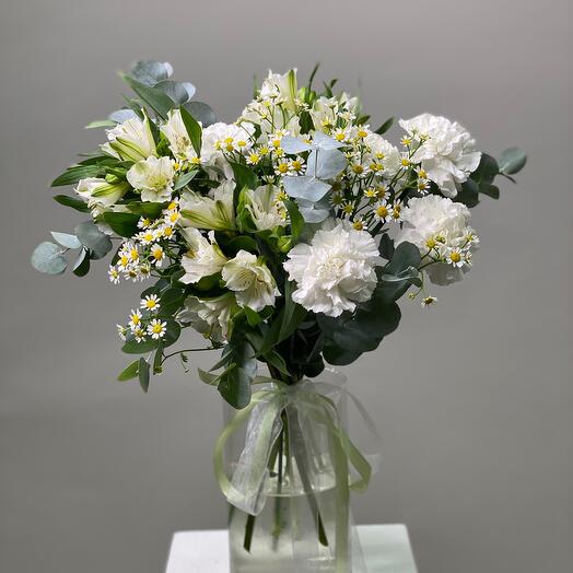 Wild bouquet with daisies and dianthus