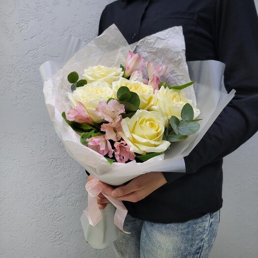 Букет из роз и альстромерий