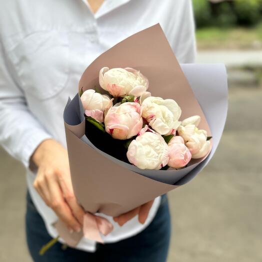 Семь нежно-розовых пионов