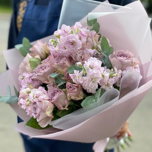 Букет ароматный  с розами и маттиолой