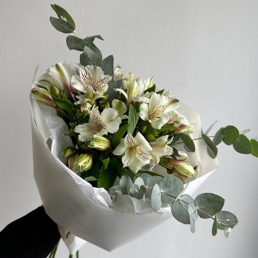 Bouquet of white alstroemeria