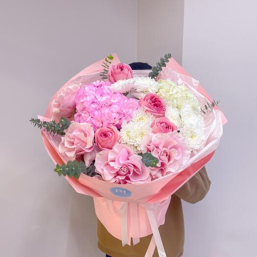 Букет из гортензии, пионовидных роз, хризан