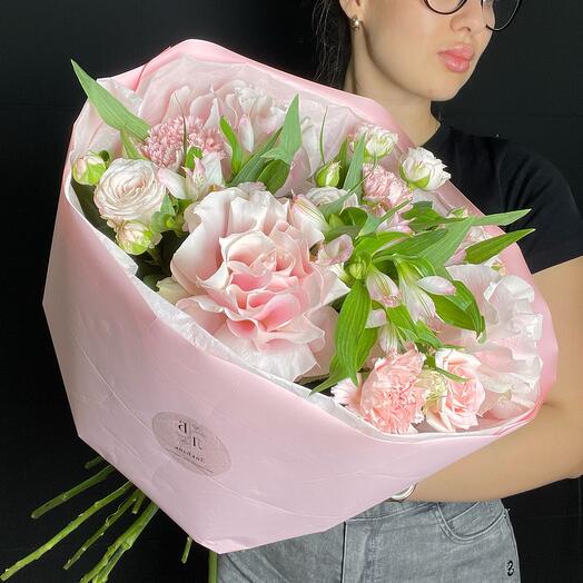 Ramo "Roma" de Dianthus de rosas arbustivas de alstroemeria y rosas francesas