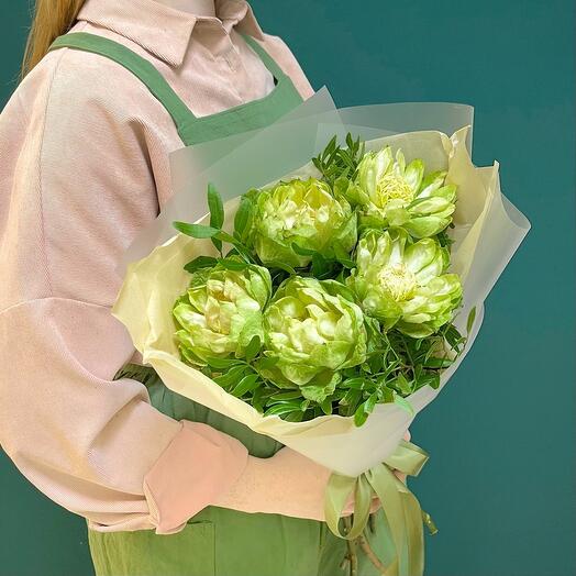 Букет из экзотической зелёной розы с зеленью в упаковке, S