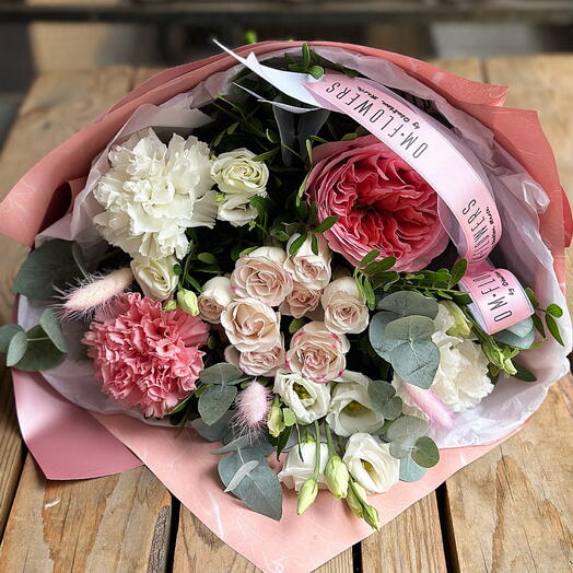 Букет с пионовидной розой и диантусами