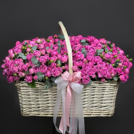 Корзина-гигант из ароматных кустовых пионовидных роз  Misty bubbles с эвкалиптом