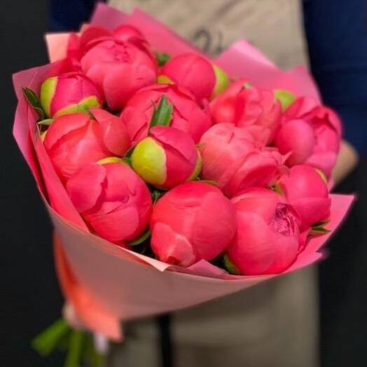 Bouquet with coral peony