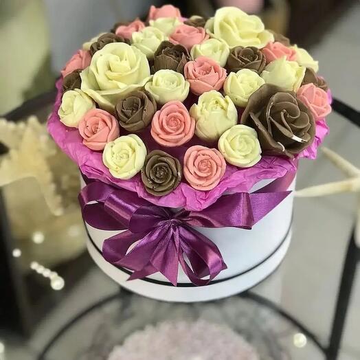Шоколадные цветы в шляпной коробке