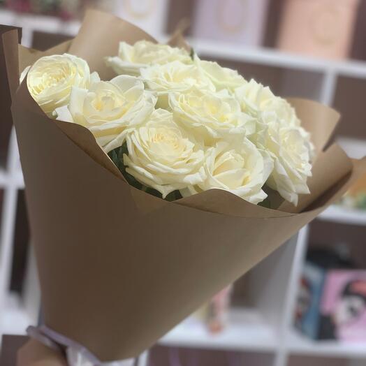 11 белых роз в крафте♥️