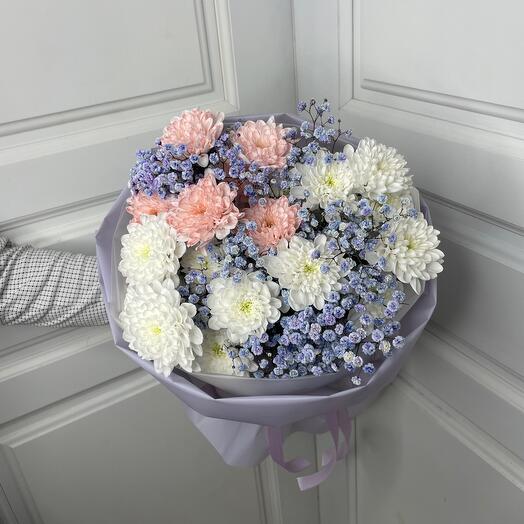 Букет из кружевной хризантемы и радужной гипсофилы