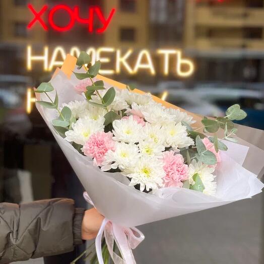 Букет цветов из диантусов и белой хризантемы "Амели"