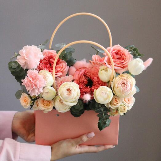 Сумочка с пионовидными розами , гвоздиками и эвкалиптом