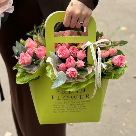 Кустовые розы в сумочке