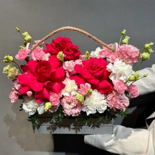 Цветы в ящике с яркими розами
