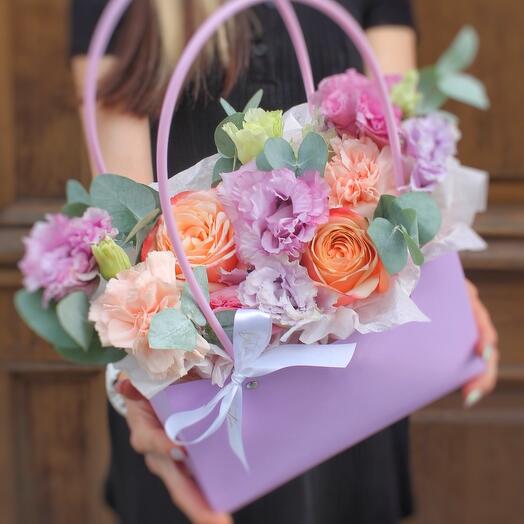 31. Сумка с цветами из пионовидной розы и эустомы на День Святого Валентина
