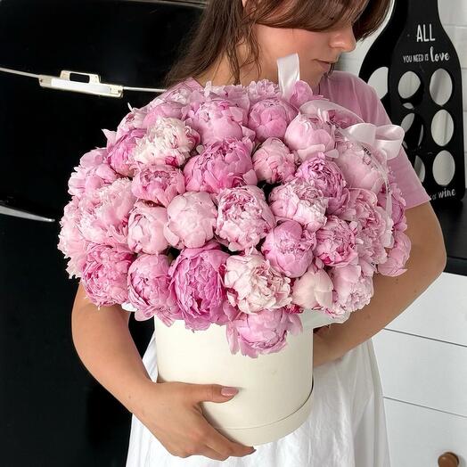 Букет из пионов в коробке