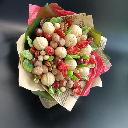 Букет с орехами и конфетами