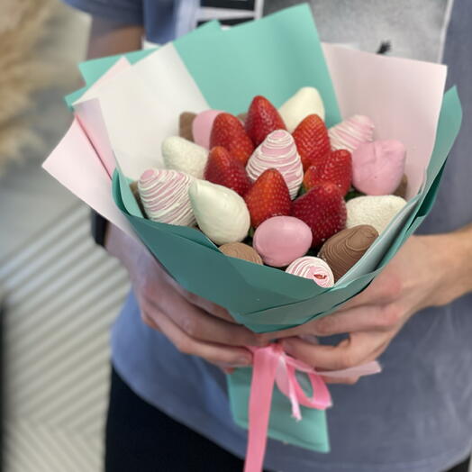 Букет из клубники в белом и молочном  шоколаде fresh , размер М на день рождения
