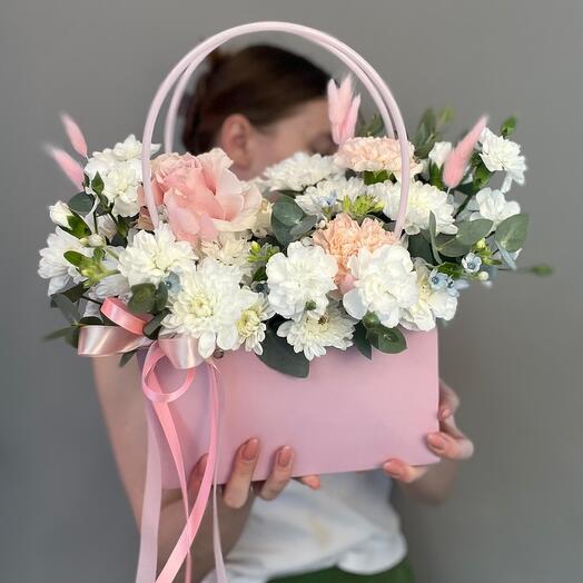 Композиция из свежих цветов в сумочке