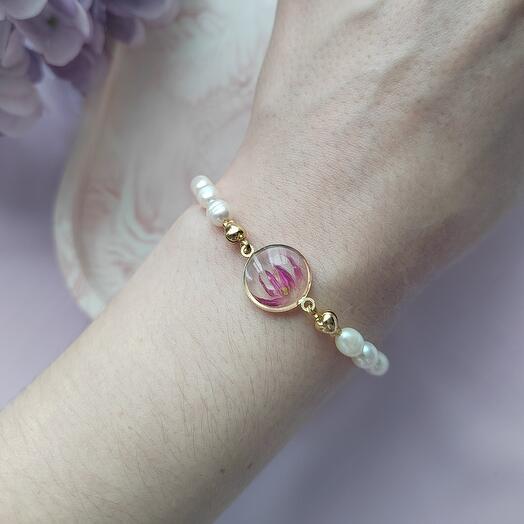 Браслет из культивированного белого жемчуга со вставкой из эпоксидной смолы и сухоцветов