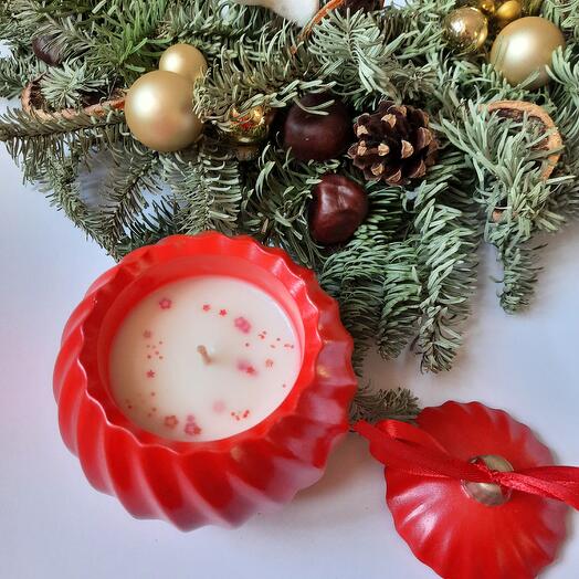 Свеча ароматическая Новогодний шар Клюквенный лес в гипсовом подсвечнике