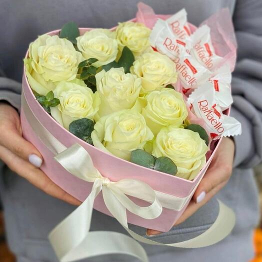 Сюрприз серце з білих троянд