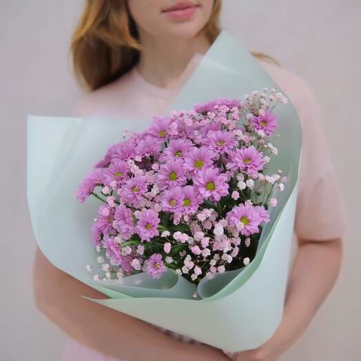 Букет N 12 из кустовой фиолетовой сантинии и радужной гипсофилы💜