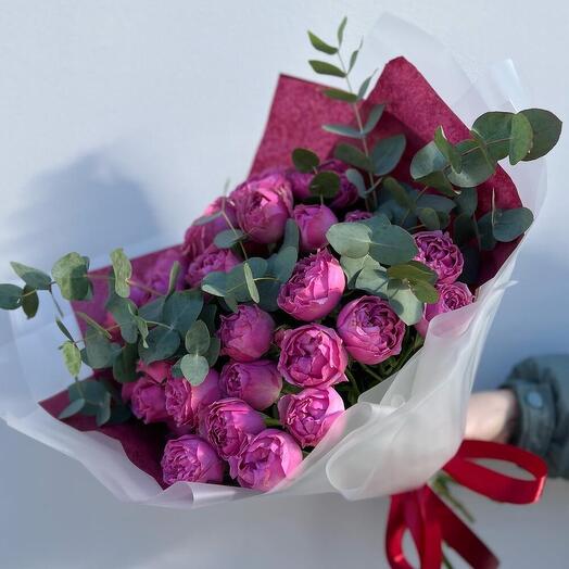 Пионовидная кустовая роза с эвкалиптом