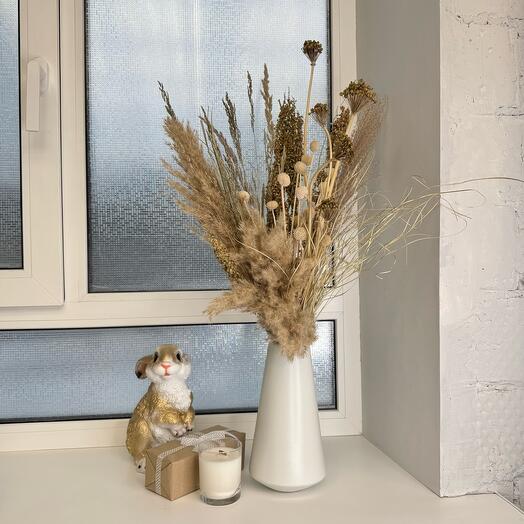 Букет из сухоцветов и стабилизированных цветов в вазе