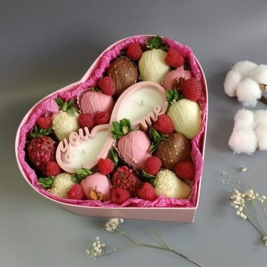Коробка сердце с клубникой в шоколаде М