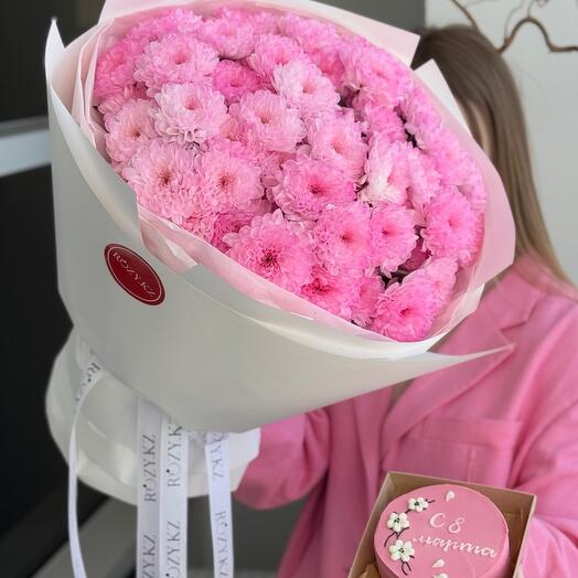 Комбо букет из 9 хризантем и бенто «С 8 Марта»