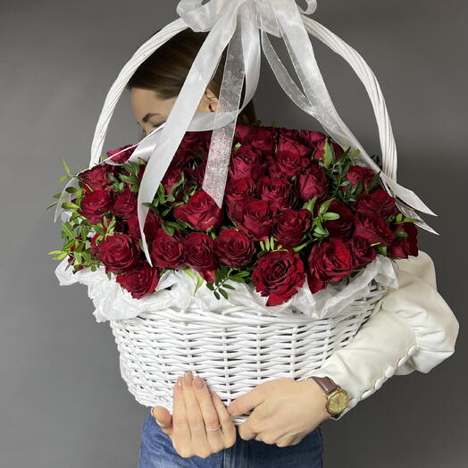 Корзина с красными розами
