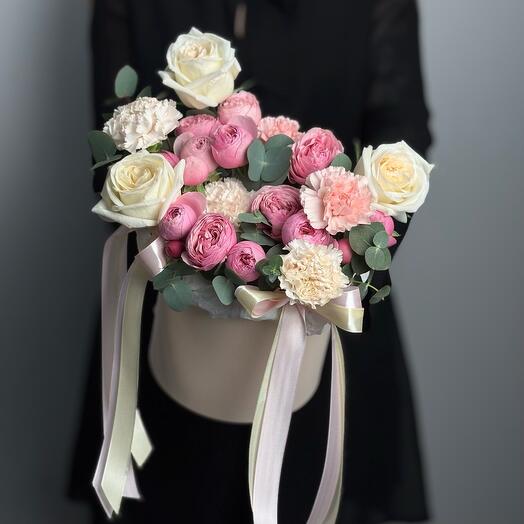 GF composition with peony-shaped roses and dianthus