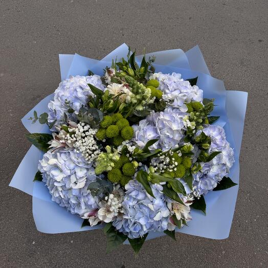 Ramo variado con hortensias