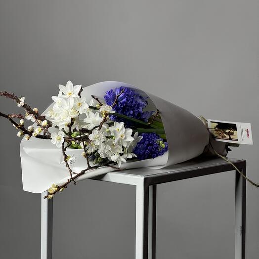 Весенний букет «Растим». Синий гиацинт, кустовой нарцисс и цветущие ветви