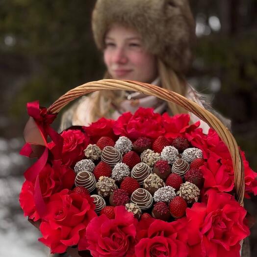Амурчик ( Корзина с красными розами и клубникой в шоколаде )