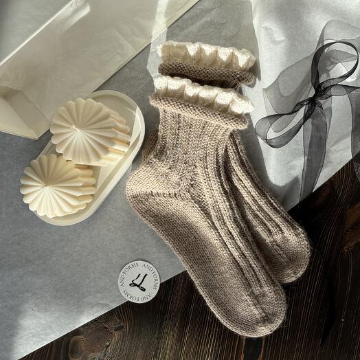 Подарочный набор (свечи из натурального воска, гипсовый поднос и вязаные носки)