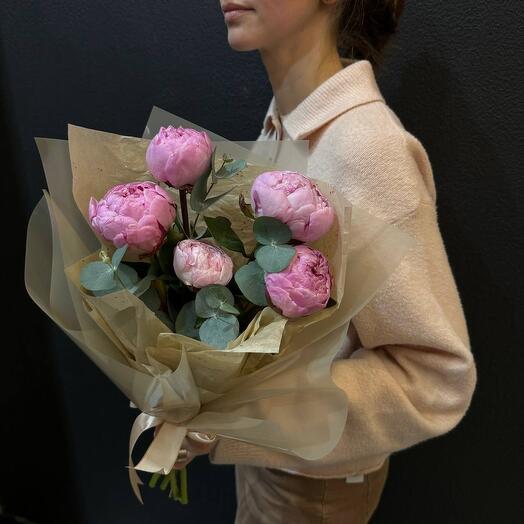 Монобукет из 5 розовых пионов с эвкалиптом (код 283)