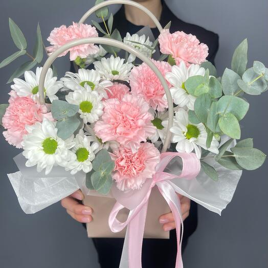 Цветы в коробке с ромашкой 🌸🌿