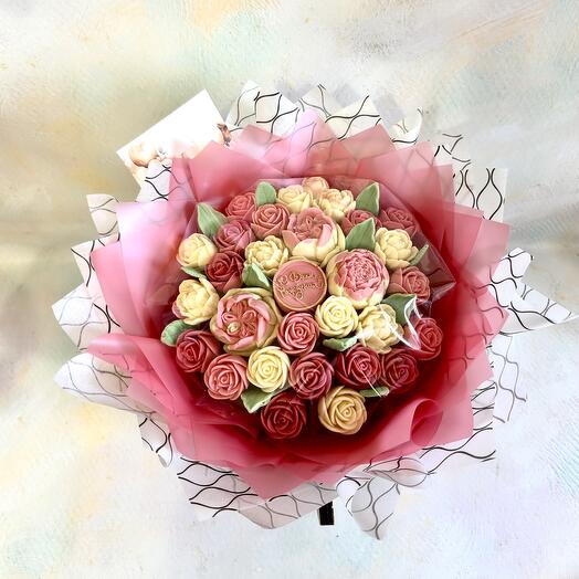 Букет из шоколадных роз и пионов на День рождения