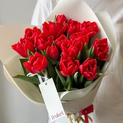 Букет из 15 красных пионовидных Тюльпанов