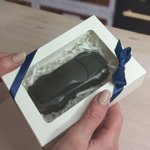 Черный автомобиль из молочного шоколада