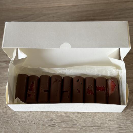 Candies with fresh strawberries