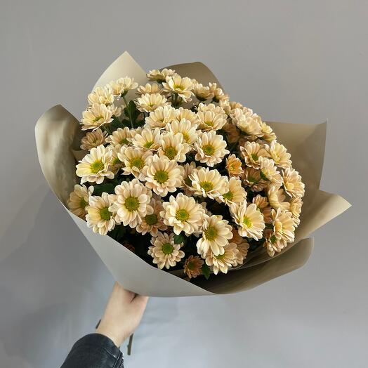 Букет из кремовых кустовых хризантем