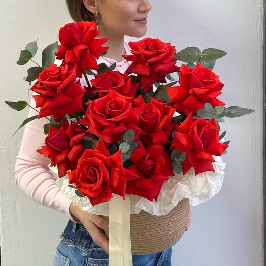 Корзина из хлопкового шнура с французскими розами сорта Нина