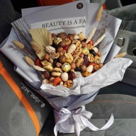 Ароматный букет из сухофруктов и орехов